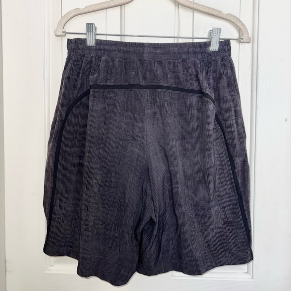 Lululemon 🍋 Pace Breaker Short 9" inseam 
Grid Lines Deep Coal Size Medium - Picture 4 of 12